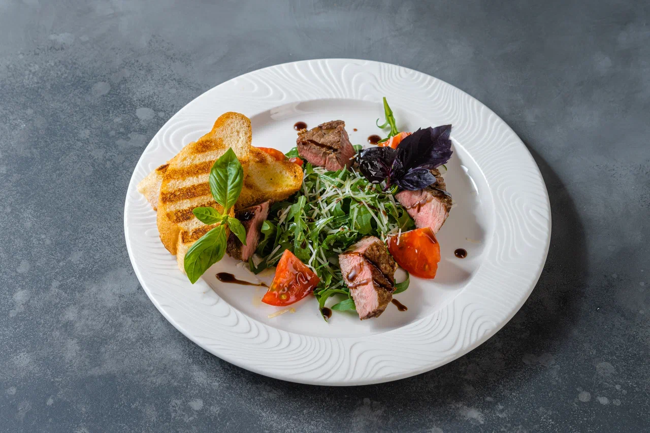 Стейк-салат с говядиной, томатами, рукколой и пармезаном