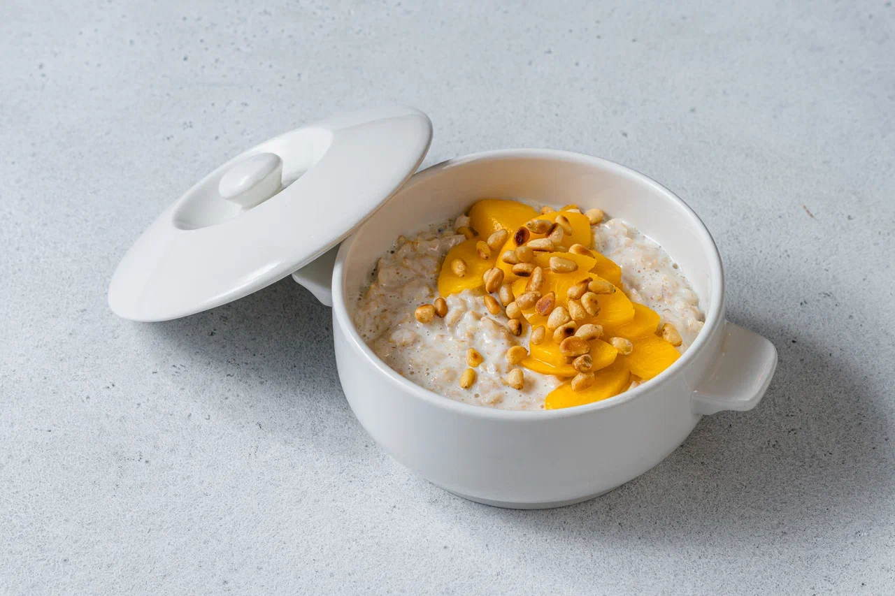 Каша овсяная с персиками и кедровыми орехами