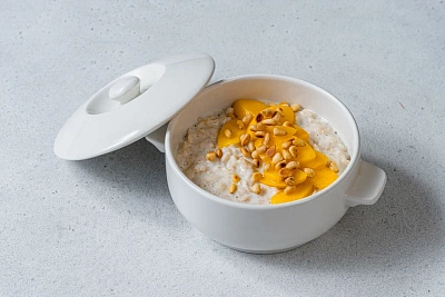 Oatmeal with peaches and pine nuts