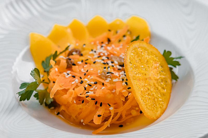 Sunn salad with carrot, fruits and cheese 