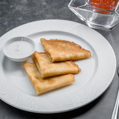 Red caviar with traditional pancakes