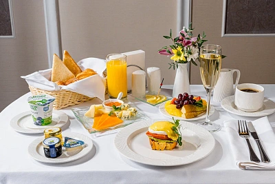 Breakfast Plaza Garden Club