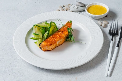 Salmon fillet with zucchini and lemon sauce