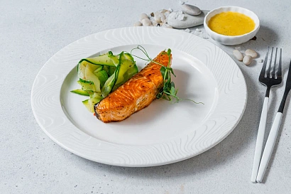 Salmon fillet with zucchini and lemon sauce